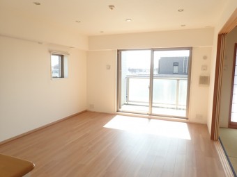 クロス貼替後のリビングダイニング PA130047